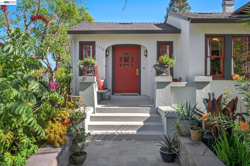 1,175 sq.ft. of beautifully renovated charm, this jewel box will - Beach Home for sale in Alameda, California on Beachhouse.com