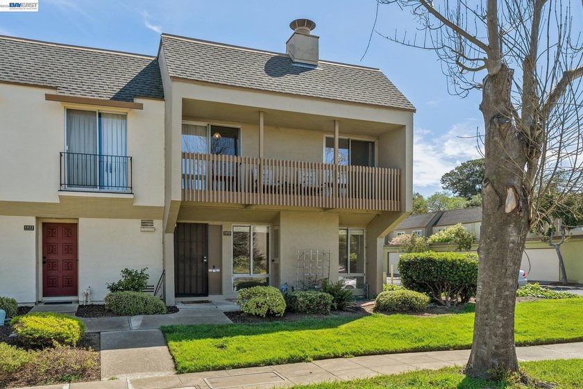 VIRTUALLY STAGED. HOUSE IS EMPTY. Opportunity knocks in Bay Farm - Beach Townhome/Townhouse for sale in Alameda, California on Beachhouse.com