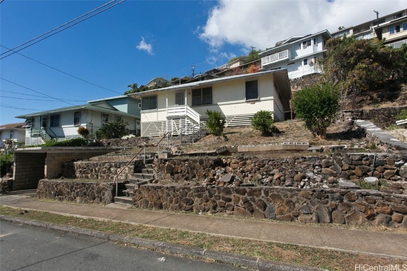 Unlock the potential of this upslope property, the perfect - Beach Home for sale in Honolulu, Hawaii on Beachhouse.com