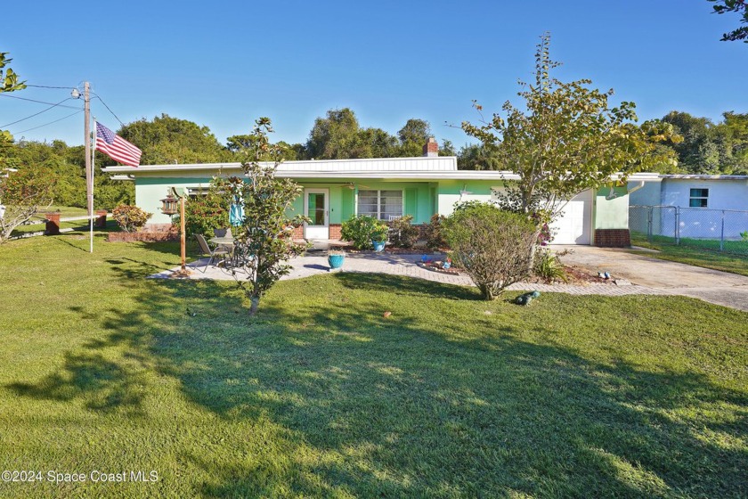 This beautiful 1,750 sq. ft. home with 3 bedrooms, 1 full - Beach Home for sale in Melbourne, Florida on Beachhouse.com