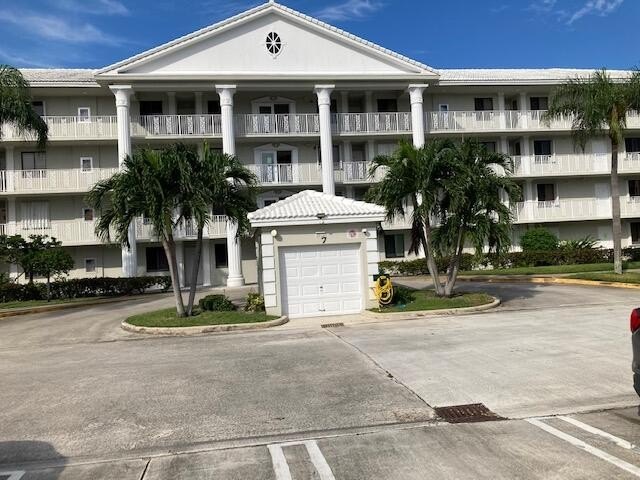 THIS 2/2  SPACIOUS AND PRISTINE CONDO IS MOVE IN READY.FIRST - Beach Condo for sale in West Palm Beach, Florida on Beachhouse.com