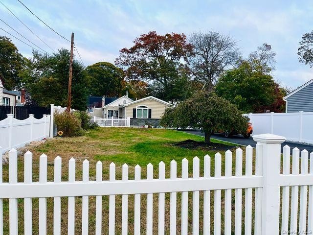 *HOME SWEET HOME!!!* WELCOME to 219 Litchfield Avenue, Babylon - Beach Home for sale in Babylon, New York on Beachhouse.com