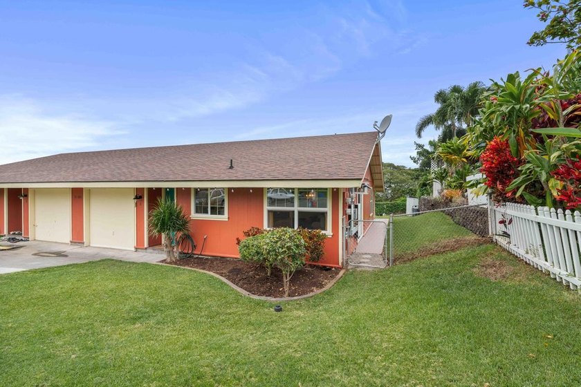 The perfect Hawai'i starter bungalow! This 990 sq.ft. 2/2 - Beach Condo for sale in Kailua Kona, Hawaii on Beachhouse.com