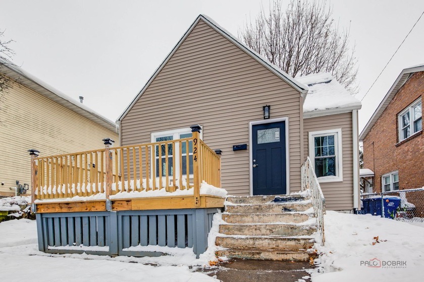 Beautifully Remodeled Single-Family Home with Modern Finishes! - Beach Home for sale in Waukegan, Illinois on Beachhouse.com