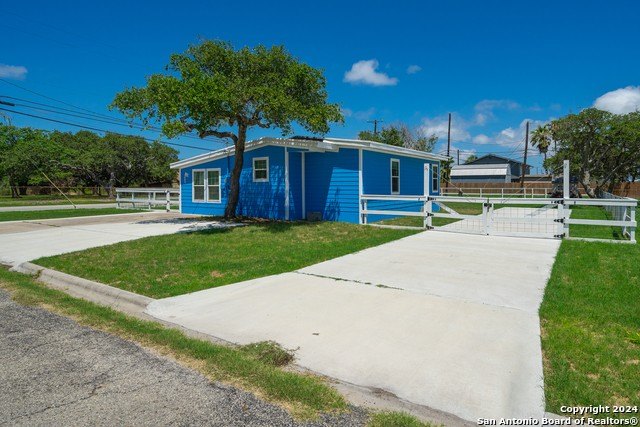 Beautifully remodeled and fully furnished home ready for new - Beach Home for sale in Aransas Pass, Texas on Beachhouse.com