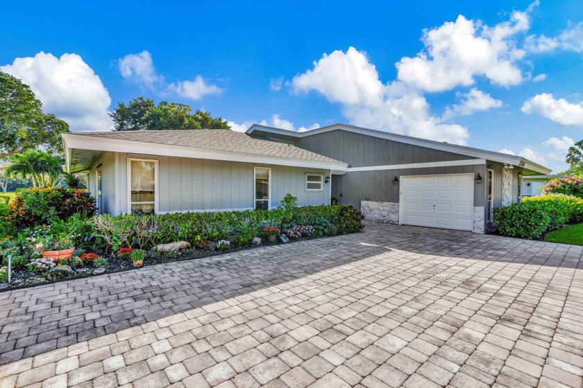 This stunning home boasts a bright and expansive great room with - Beach Home for sale in Palm Beach Gardens, Florida on Beachhouse.com