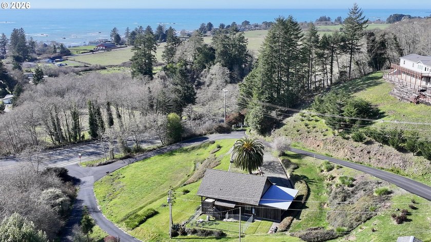 Eclectic style meets original design in this coastal retreat - Beach Home for sale in Brookings, Oregon on Beachhouse.com