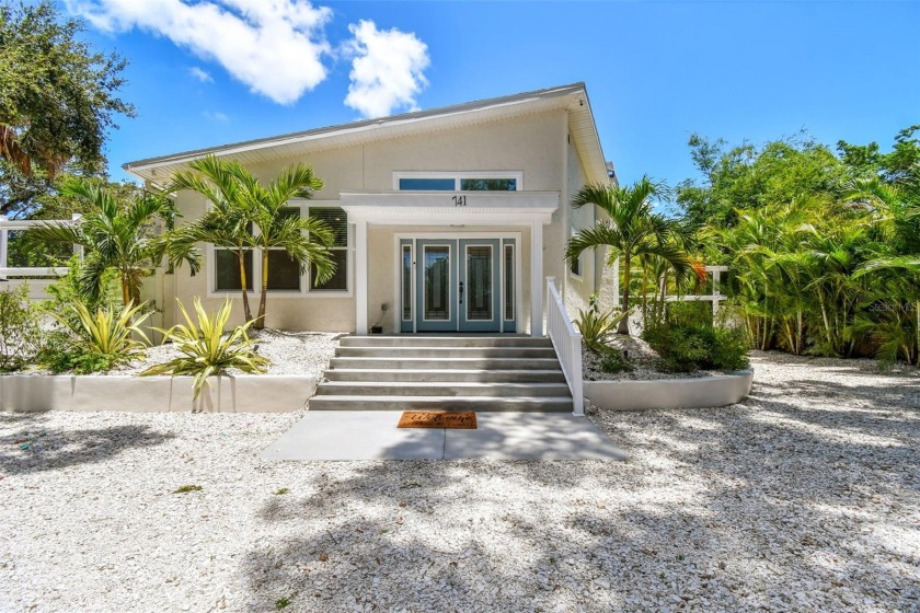Beyond the gates, this prestigious semi-secluded estate unfolds - Beach Home for sale in St. Petersburg, Florida on Beachhouse.com