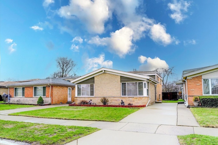 Highest & Best offer deadline- Monday, April 7 @12PM. You don't - Beach Home for sale in Skokie, Illinois on Beachhouse.com