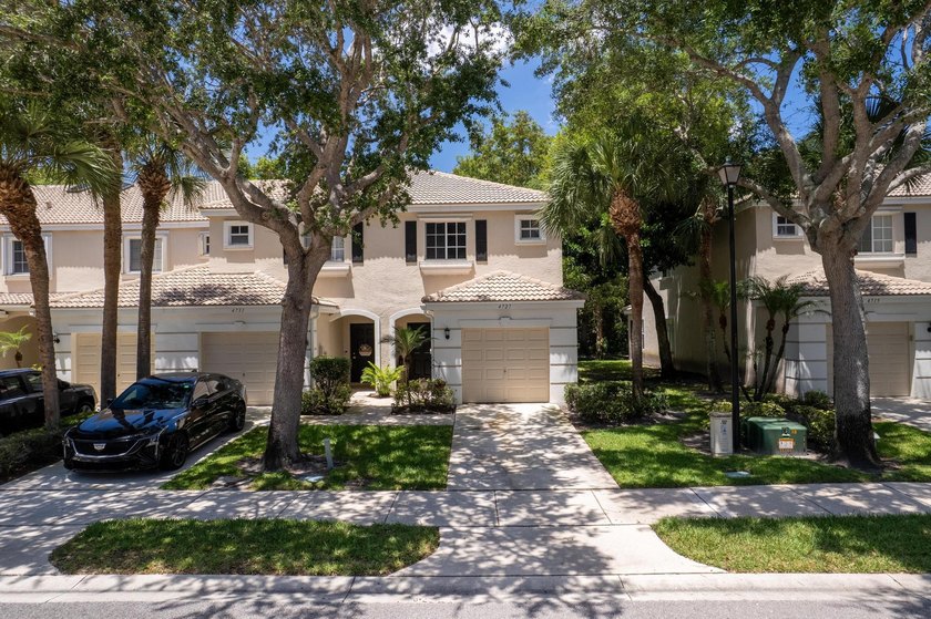 Meticulously maintained 3-bedroom, 2.5-bathroom corner unit - Beach Townhome/Townhouse for sale in West Palm Beach, Florida on Beachhouse.com