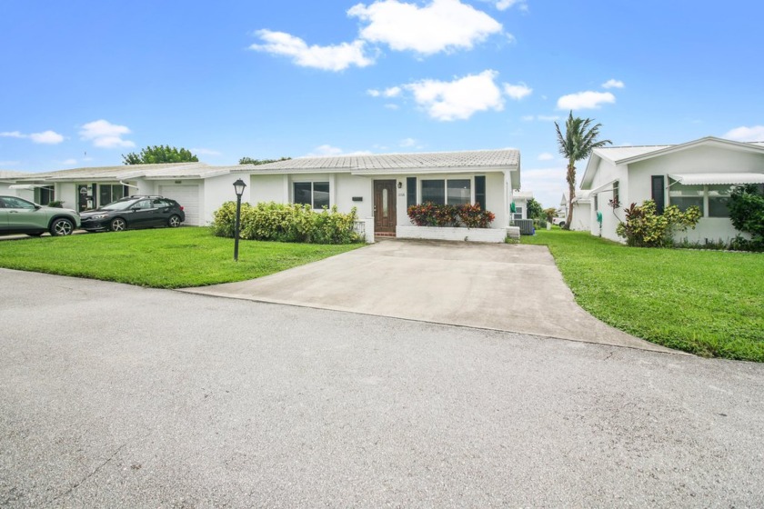 Welcome to this 2-bed, 2-bath home in the 55+ Palm Beach - Beach Home for sale in Boynton Beach, Florida on Beachhouse.com