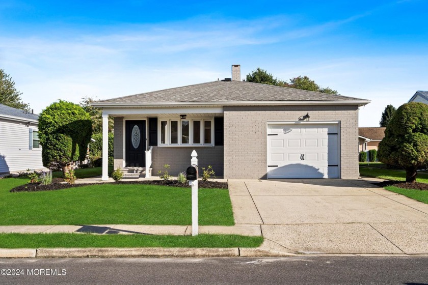 Welcome to the newly renovated Lakeview model @ Holiday City - Beach Home for sale in Toms River, New Jersey on Beachhouse.com