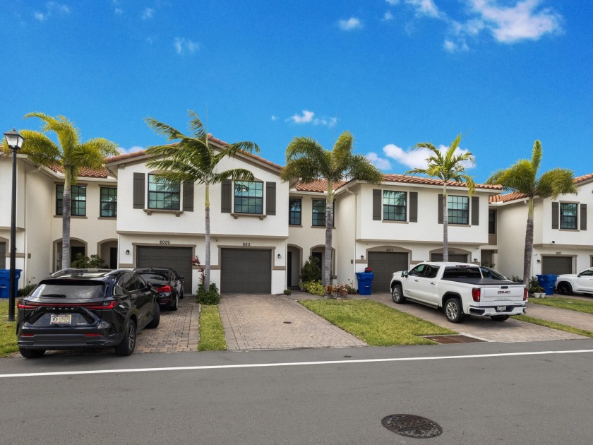 Discover modern elegance in this beautifully upgraded townhouse - Beach Townhome/Townhouse for sale in Palm Beach Gardens, Florida on Beachhouse.com