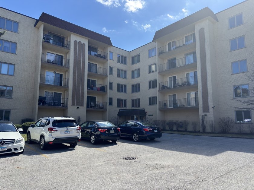 Well-maintained 2-bedroom, 2-bath condo offering a functional - Beach Condo for sale in Chicago, Illinois on Beachhouse.com