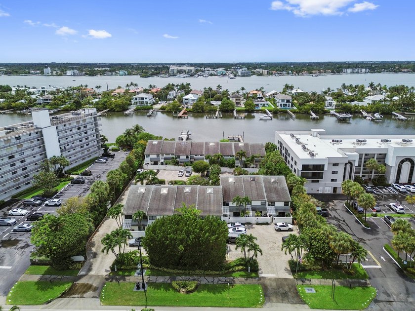 Tucked away in the charming waterfront community of South Palm - Beach Townhome/Townhouse for sale in South Palm Beach, Florida on Beachhouse.com