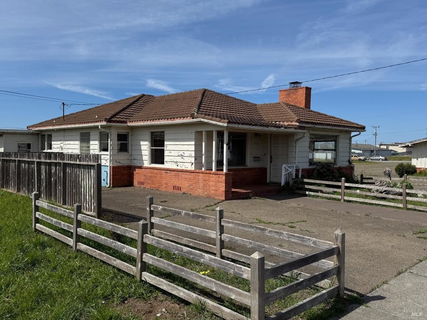 This two bedroom, one and a half bathroom home is waiting for a - Beach Home for sale in Fort Bragg, California on Beachhouse.com