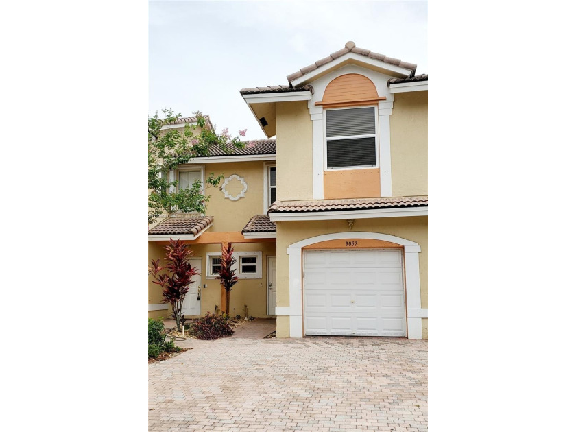 Great opportunity to own in prestigious Pine Bay. Tall ceilings - Beach Townhome/Townhouse for sale in Sunrise, Florida on Beachhouse.com