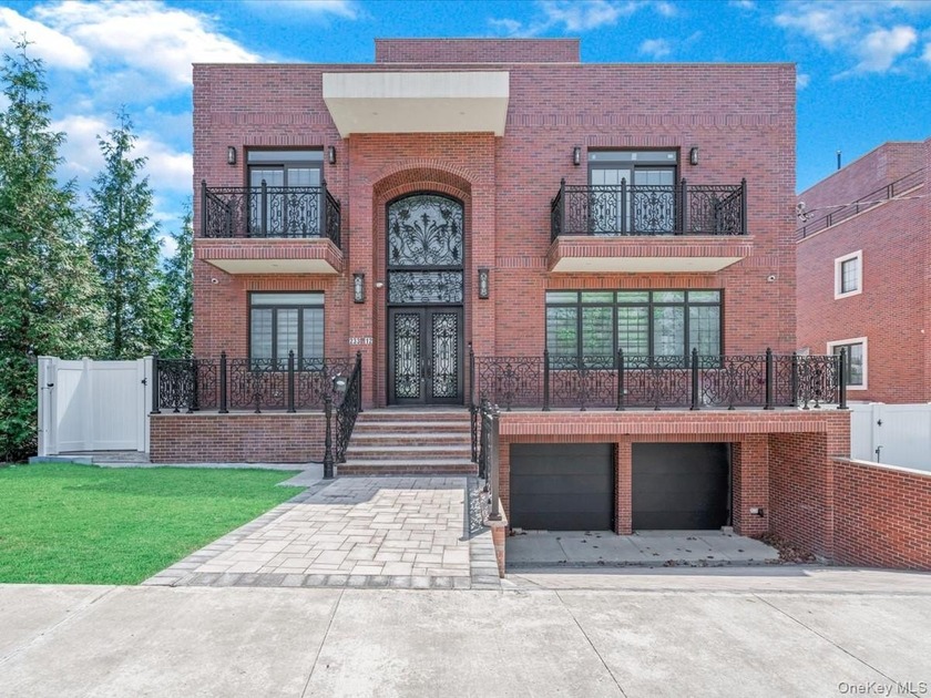 Exquisite New Home in Douglaston: A Blend of Luxury, Comfort & - Beach Home for sale in Douglaston, New York on Beachhouse.com