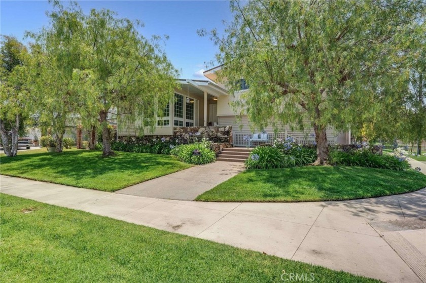 Welcome to this stunning Lakewood Country Club tri-level home, a - Beach Home for sale in Lakewood, California on Beachhouse.com