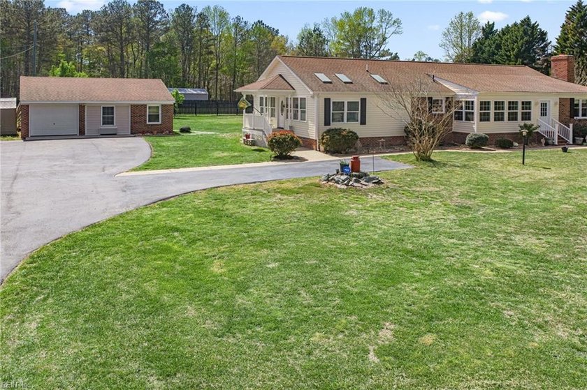 Charming Gloucester property featuring a 3-bdrm, 3-bath main - Beach Home for sale in Gloucester, Virginia on Beachhouse.com