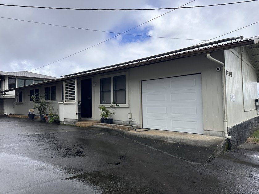 Cute little 3 bedroom 1-1/2 bath home with ocean view. Very - Beach Home for sale in Papaikou, Hawaii on Beachhouse.com