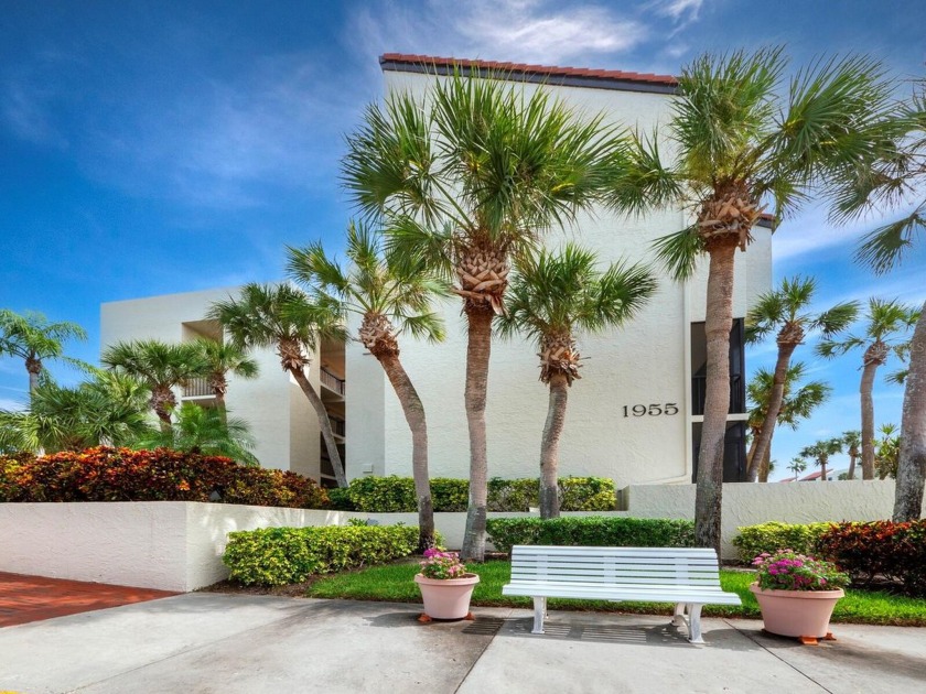 Spacious 3-Bedroom/2-Bath Condo with Partial Gulf Views in - Beach Condo for sale in Longboat Key, Florida on Beachhouse.com