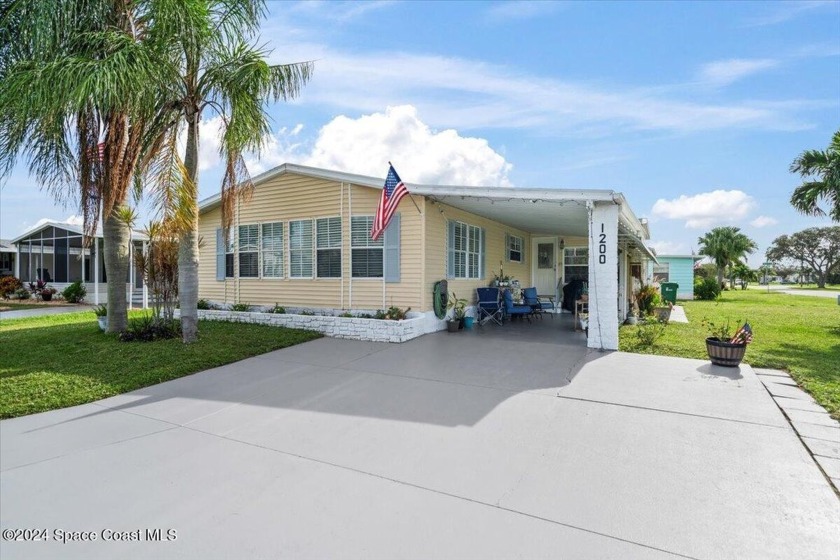 Welcome to Barefoot Bay.  This 2 bed 2 bath home has over 1500 - Beach Home for sale in Barefoot Bay, Florida on Beachhouse.com