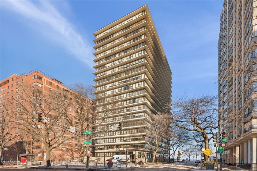 Exceptionally spacious and sun-drenched 2BR/2BA residence - Beach Condo for sale in Chicago, Illinois on Beachhouse.com