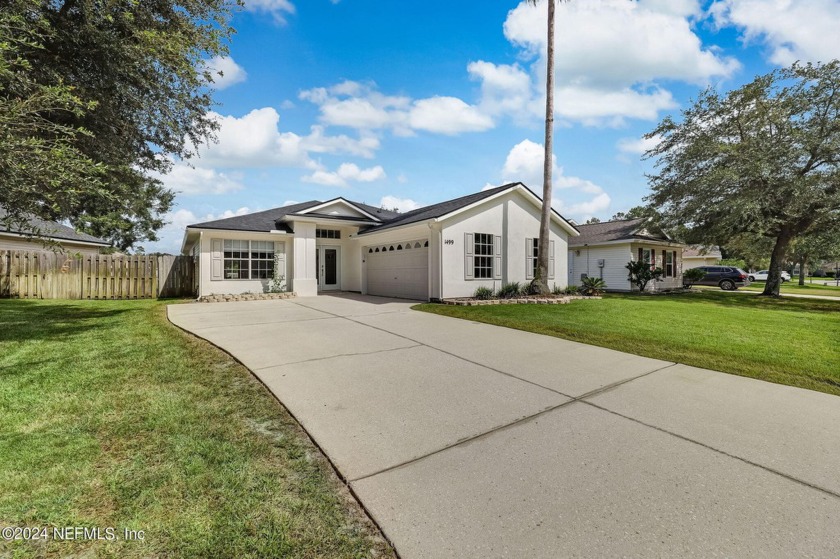 Welcome to this lakeside retreat. This 3 bedroom 2 bath home - Beach Home for sale in Fleming Island, Florida on Beachhouse.com