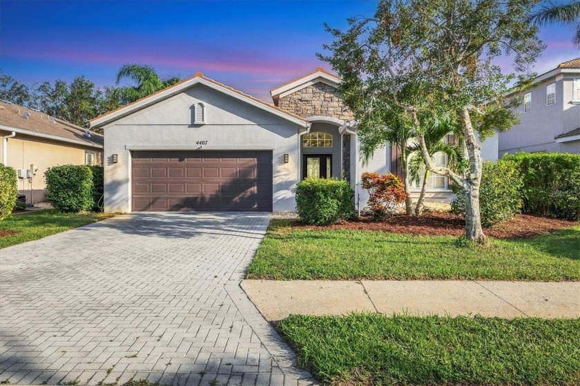 Don't miss this former Centex MODEL POOL HOME! Soaring 10-foot - Beach Home for sale in Bradenton, Florida on Beachhouse.com