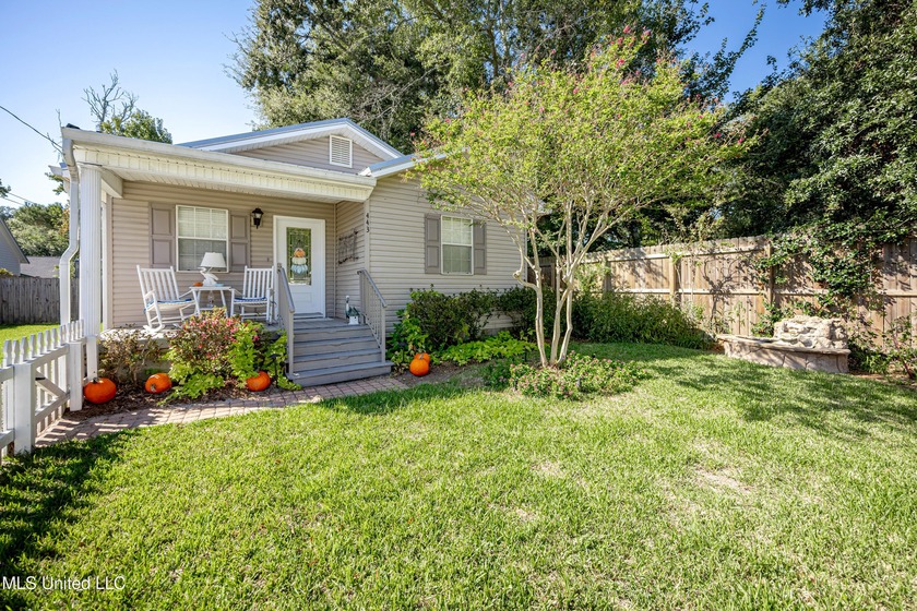 Charming Cottage in Downtown Ocean Springs - Walk to Beach & - Beach Home for sale in Ocean Springs, Mississippi on Beachhouse.com