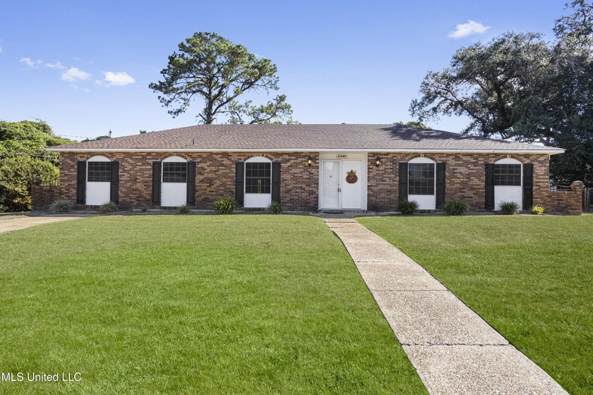 QUITELY NESTLED ON A PEACEFUL CUL-DE-SAC IN A HIGHLY DESIRABLE - Beach Home for sale in Gulfport, Mississippi on Beachhouse.com
