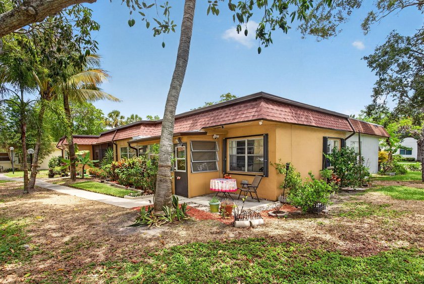 Charming Natura Villa conveniently located just 2.7 miles from - Beach Home for sale in Deerfield Beach, Florida on Beachhouse.com