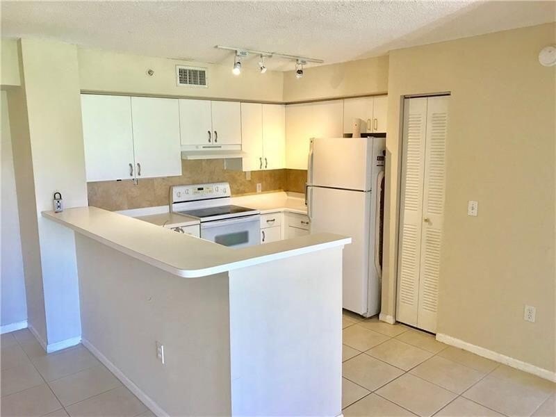 Welcome Home to this well maintained 2-bedroom, 2-bathroom split - Beach Condo for sale in Lake Worth, Florida on Beachhouse.com