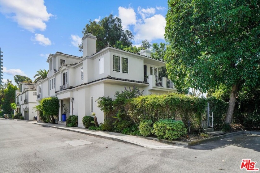 Former home of Kareem Abdul-Jabbar, in the Marina's secret - Beach Home for sale in Marina Del Rey, California on Beachhouse.com