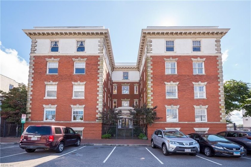 Top floor 2 bedroom, 2 bath condo in historic building. Built in - Beach Condo for sale in Norfolk, Virginia on Beachhouse.com