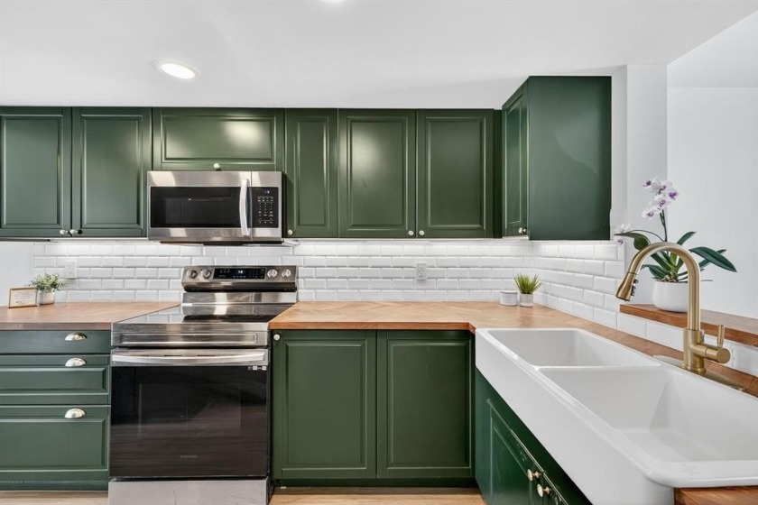 Welcome to this beautifully, fully Renovated 2/2 corner-unit - Beach Condo for sale in Pompano Beach, Florida on Beachhouse.com