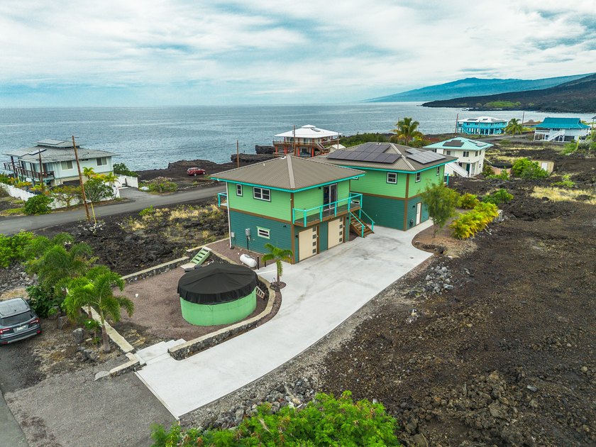 Brand new 2025 build, fully off-grid home, featuring a 2-car - Beach Home for sale in Captain Cook, Hawaii on Beachhouse.com
