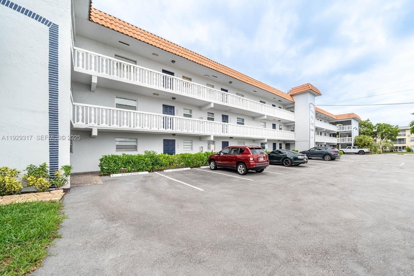 WOW !Immaculate 1/1 waterfront condo  with new paint , spacious - Beach Condo for sale in Fort Lauderdale, Florida on Beachhouse.com