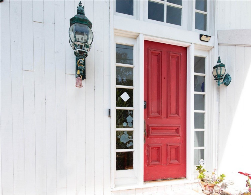 Welcome to an investor's dream come true -- a serene traditional - Beach Home for sale in Santa Monica, California on Beachhouse.com