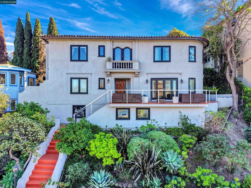 Stunning lakefront duplex with unmatched charm. A remarkable - Beach Home for sale in Oakland, California on Beachhouse.com