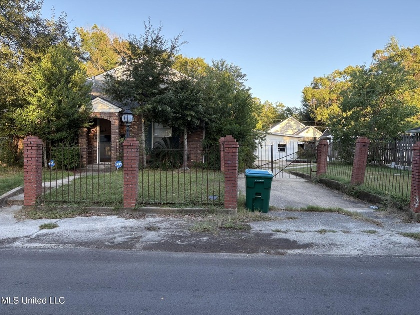 Spacious 5 bedroom, 5 bath home with approx. 3,000 sq ft of - Beach Home for sale in Gulfport, Mississippi on Beachhouse.com
