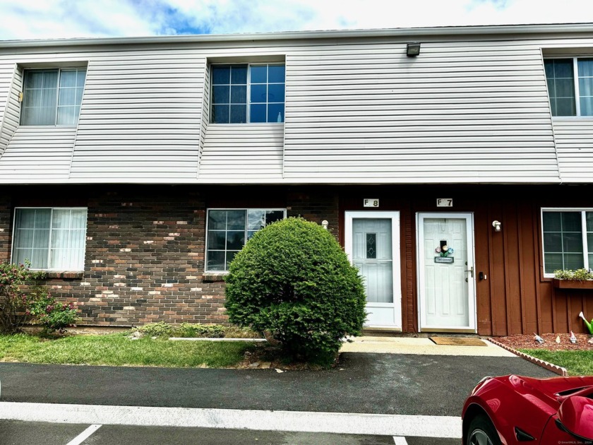 Renovated townhouse with white kitchen, quartz counters, brand - Beach Condo for sale in East Haven, Connecticut on Beachhouse.com