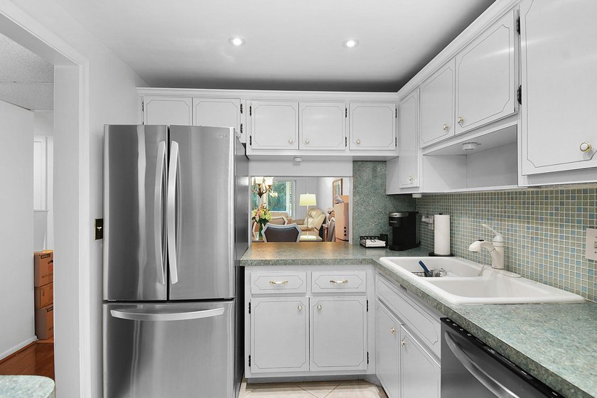 SELLER PAID ASSESSMENTS! Spacious and updated 2/2 minutes from - Beach Condo for sale in Boca Raton, Florida on Beachhouse.com