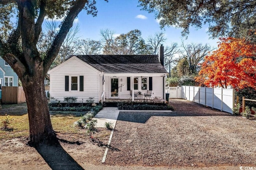 An updated Willowbank cottage with a rare and highly desirable - Beach Home for sale in Georgetown, South Carolina on Beachhouse.com