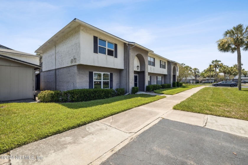 End unit near the pool that has new carpet and has been freshly - Beach Condo for sale in Ponte Vedra Beach, Florida on Beachhouse.com