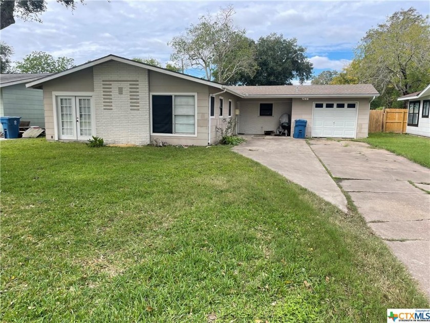 This charming home is centrally located in Port Lavaca. This - Beach Home for sale in Port Lavaca, Texas on Beachhouse.com