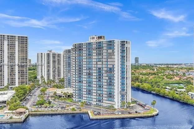 SPACIOUS 1 BED 1.5 BATHS CORNER UNIT IN THE TRANQUIL & CENTRIC - Beach Condo for sale in Aventura, Florida on Beachhouse.com