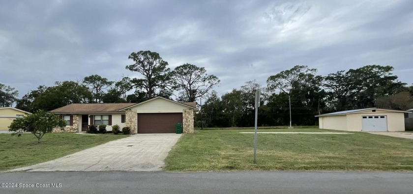 Discover this charming well maintained 3-bed/2-bath home in the - Beach Home for sale in Merritt Island, Florida on Beachhouse.com