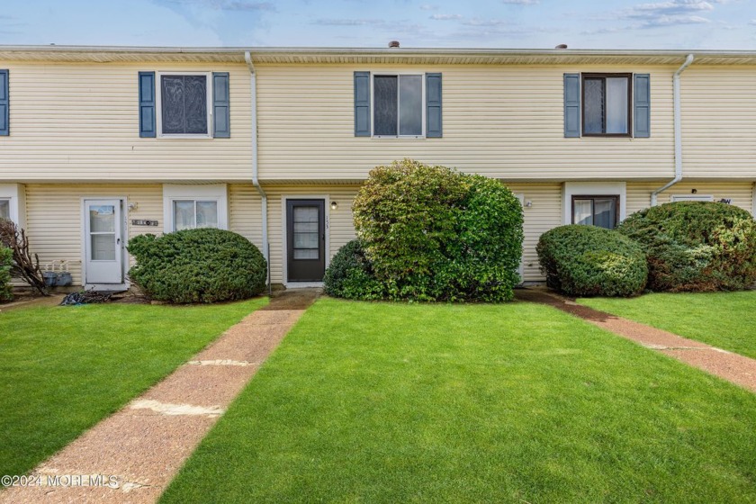 Welcome home to this beautiful 2 story townhouse in Brick - Beach Condo for sale in Brick, New Jersey on Beachhouse.com